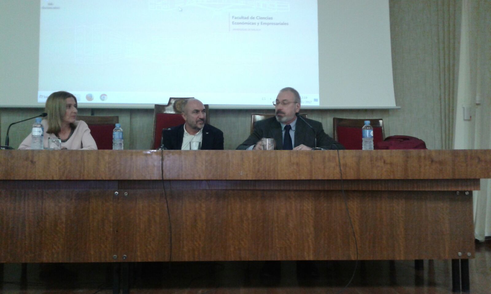 Conferencia inaugural de A. M. Baggio. En la fotografía: Prof. Rocío Caro Gándara, Coordenadora del Master; prof. Eugenio José Luque Domínguez, Decano de la Facultad de Ciencias Económicas y Empresariales.